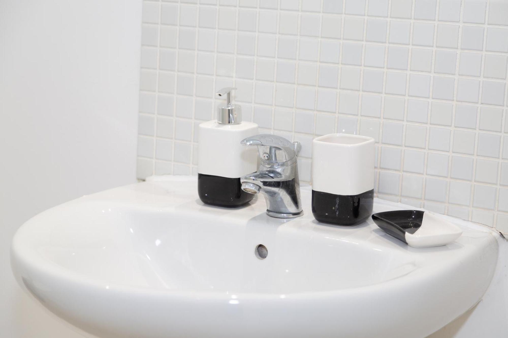 Serviced Apartment In Liverpool City Centre - Free Parking - Balcony - By Happy Days Esterno foto
