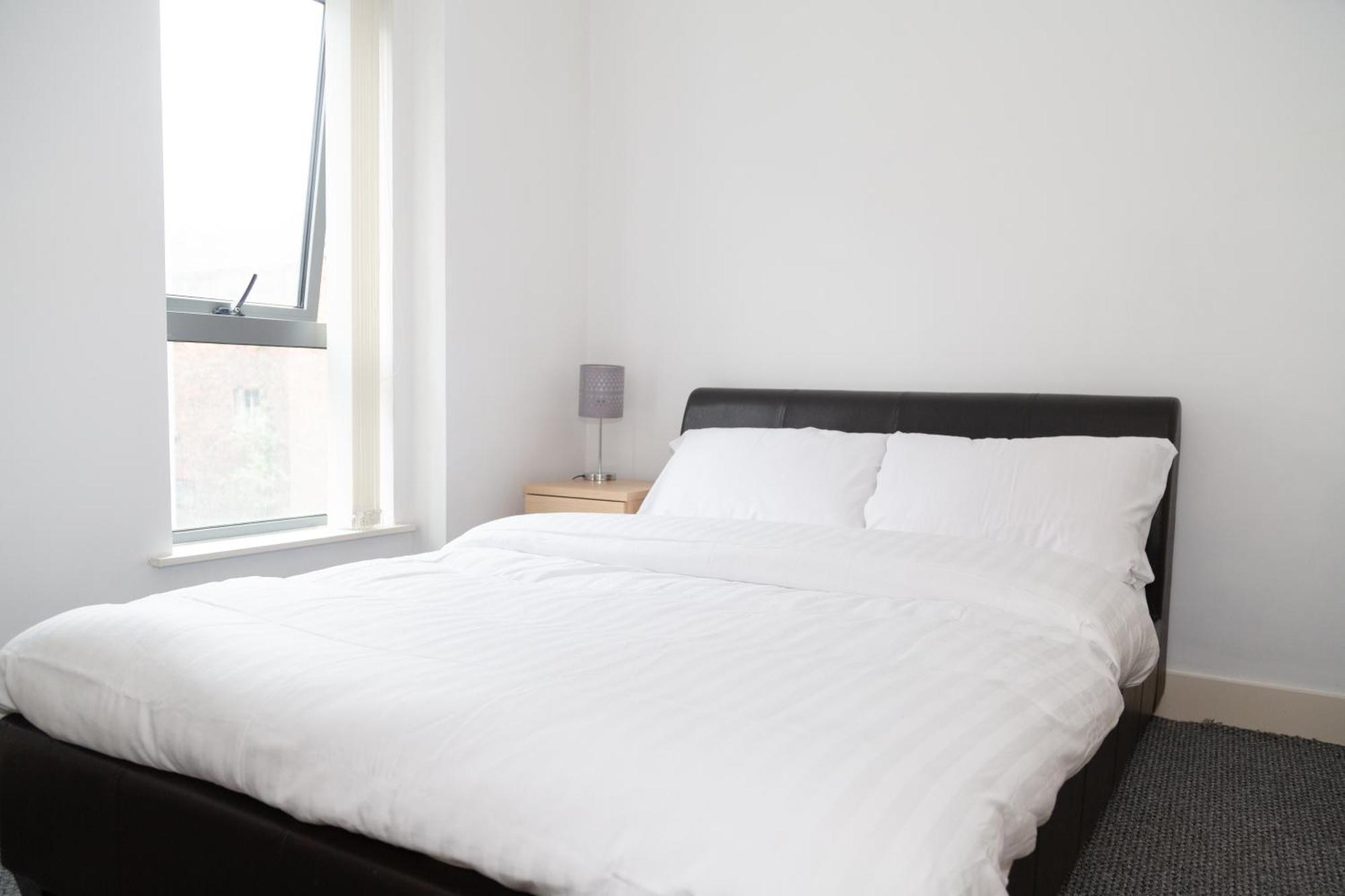 Serviced Apartment In Liverpool City Centre - Free Parking - Balcony - By Happy Days Esterno foto