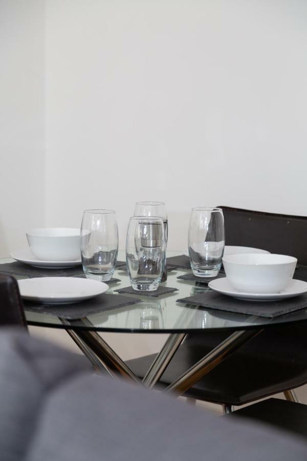 Serviced Apartment In Liverpool City Centre - Free Parking - Balcony - By Happy Days Esterno foto